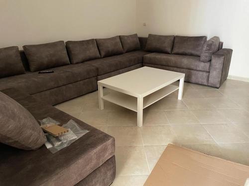 - un salon avec un canapé et une table basse dans l'établissement tetouan wilaya, à Tetouan