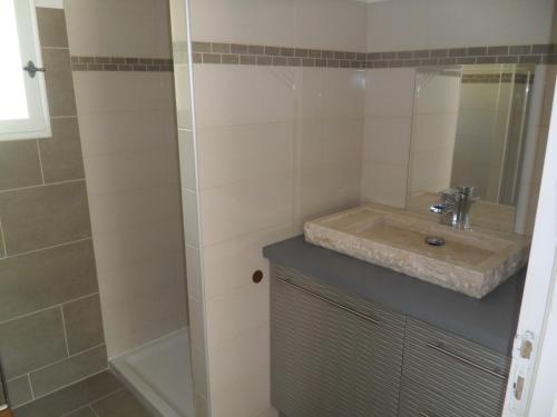 une salle de bain avec un lavabo et une douche dans l'établissement Villa neuve piscine chauffée - St Vallier de Thiey, à Saint-Vallier-de-Thiey