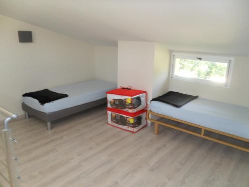 une petite chambre avec deux lits et une fenêtre dans l'établissement Villa neuve piscine chauffée - St Vallier de Thiey, à Saint-Vallier-de-Thiey