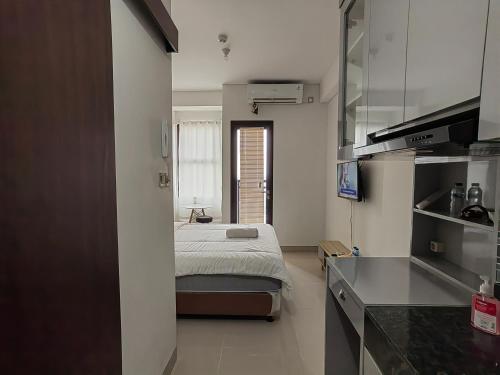 a small bedroom with a bed in a room at Transpark Cibubur By Arsakha Property Management in Kalimanggis