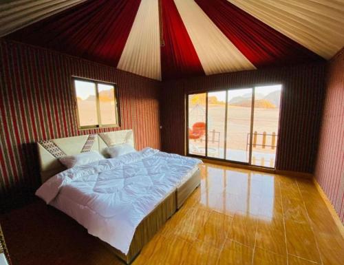 Voodi või voodid majutusasutuse Russell desert camp toas