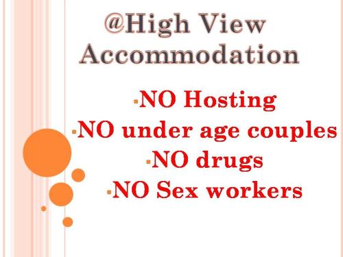 una señal que lee alojamiento de alta vista sin viviendas sin menores complejos sin drogas no en High view accommodation en East London