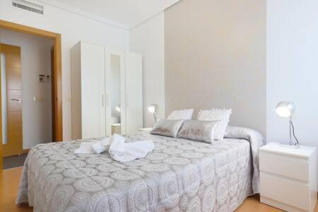 1 dormitorio blanco con 1 cama grande y vestidor en Apartamento con encanto en Córdoba, en Córdoba