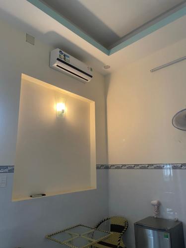 una camera con una porta bianca e una stufa sul muro di My Linh Motel 976 Đường võ thị sáu long hải a Long Hai