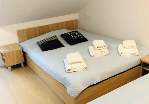 sypialnia z łóżkiem i ręcznikami w obiekcie Apartament Diuna w Grzybowie