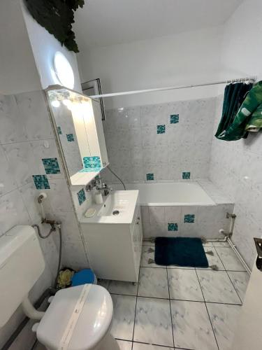 Ένα μπάνιο στο Picadilly Apartment