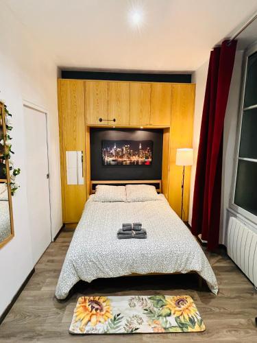 - une chambre avec un grand lit et une cheminée dans l'établissement Dream Dwell Paris-Chic flat in the heart of Marais near Pompidou Centre, à Paris