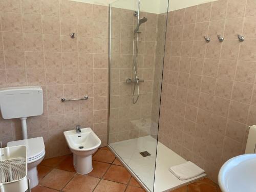uma casa de banho com um chuveiro, um WC e um lavatório. em Da Ksenia em Ceglie Messapica