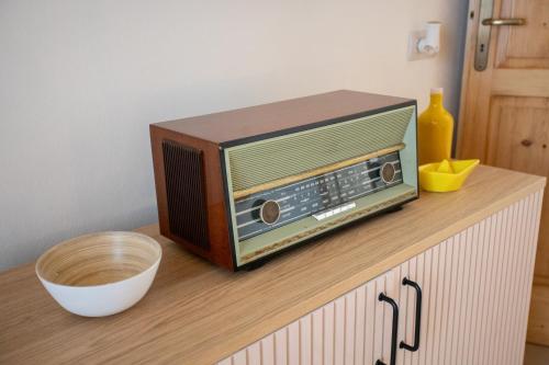 an old radio sitting on top of a counter at Ca’ Lezet in Guagnano
