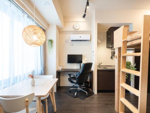 a small apartment with a desk and a table and chairs at Home Sweet Office Kamata in Tokyo