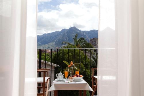 einen Balkon mit einem Tisch und Bergblick in der Unterkunft Turismo de Interior S'Ardeviu in Sóller