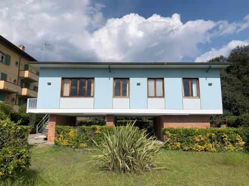 una casa con facciata blu e bianca di La casina del sole a Marina di Pietrasanta