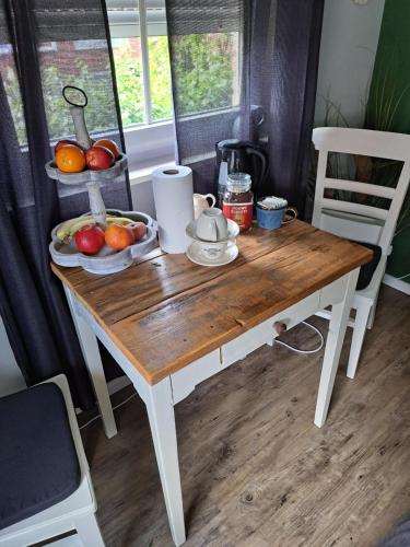 uma mesa com uma tigela de fruta em B&B Waardevol, Julianastraat 2L em Waarde
