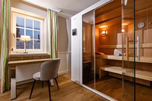a room with a desk and a chair and a window at Strandvogtei Sylt in Rantum