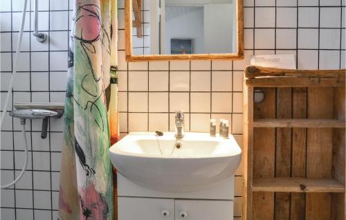 y baño con lavabo y espejo. en Beautiful Apartment In Vejers Strand With Wifi, en Vejers Strand