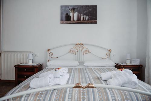 1 dormitorio con 1 cama con toallas en Casa elegante in mezzo al verde, en La Spezia