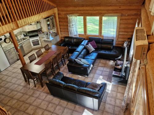 an overhead view of a living room and dining room at Vacation Home Kuhmanne in Vehvilä