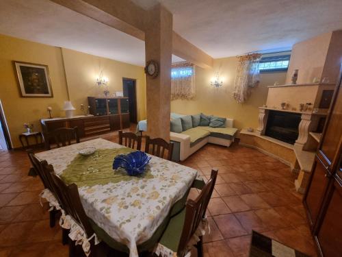 een woonkamer met een tafel en een bank bij B&B IL DUCALE in Valmontone