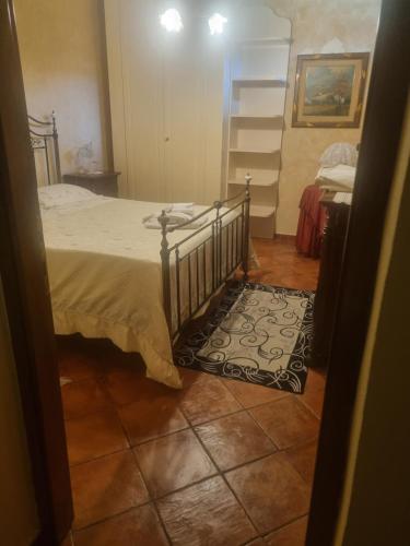 een slaapkamer met een bed en een tegelvloer bij B&B IL DUCALE in Valmontone