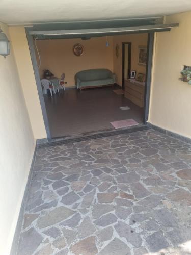 een kamer met een bed in een kamer met een stenen vloer bij B&B IL DUCALE in Valmontone