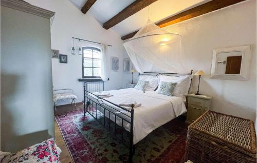 - une chambre avec un lit dans une pièce dotée d'une fenêtre dans l'établissement Villa Montona, à Višnjan