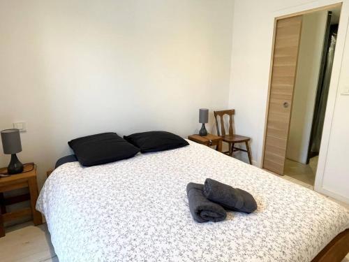 une chambre avec un lit avec deux oreillers dessus dans l'établissement Charmant P2 Cabine, vue exceptionnelle sur le port, au Grau-du-Roi