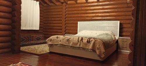 1 dormitorio con 1 cama en una cabaña de madera en Chalet's lake_Bolu Abant _log house, en Piroğlu