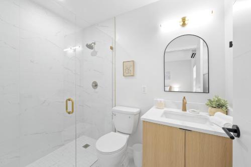Ένα μπάνιο στο M Lake Worth Beach - Modern Villas Near West Palm Beach, Chic Retro Vibes, King Bed, Cozy Backyard, BBQ, Workspace, High-Speed Internet, Free Parking, 5 Minutes to Downtown & Beach