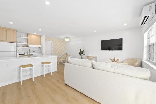 Η κουζίνα ή μικρή κουζίνα στο M Lake Worth Beach - Modern Villas Near West Palm Beach, Chic Retro Vibes, King Bed, Cozy Backyard, BBQ, Workspace, High-Speed Internet, Free Parking, 5 Minutes to Downtown & Beach