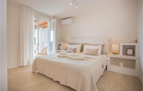 1 dormitorio blanco con 1 cama grande con sábanas blancas en Villa San Biagio Star, en Poreč