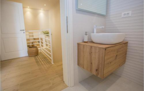 baño con lavabo blanco en un armario de madera en Villa San Biagio Star, en Poreč