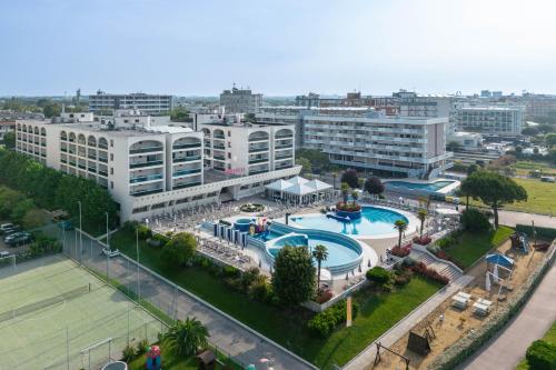 una vista aerea di una città con piscina e edifici di Aparthotel Imperial a Bibione