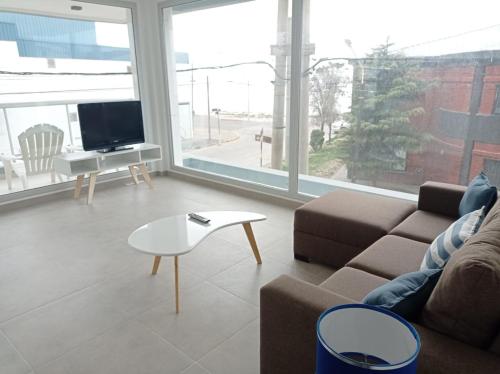 sala de estar con sofá y mesa de centro en Vista al mar en Puerto Madryn