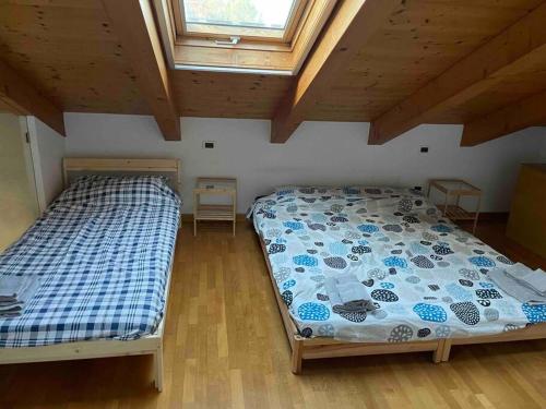 1 dormitorio con 2 camas en una habitación con ventana en K1008 book apartment, en Kojsko
