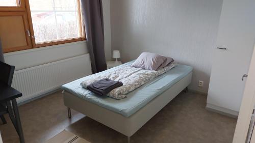 1 cama no hecha en una habitación con ventana en Apartment in Kauhajoki, Yrjöntie 10, en Kauhajoki