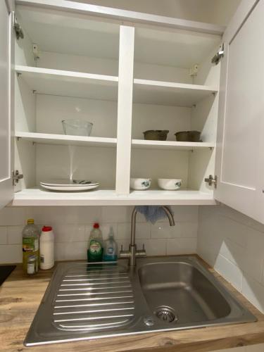 eine Küche mit einer Spüle und einer Arbeitsplatte in der Unterkunft The Cellar on Hornby in Morecambe