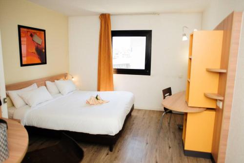pokój hotelowy z łóżkiem i oknem w obiekcie 5 minutes du Zénith - Studio Chic w mieście Pantin