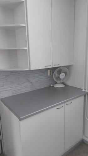 una encimera de cocina con ventilador encima en Apartment in Kauhajoki, Yrjöntie 5, en Kauhajoki