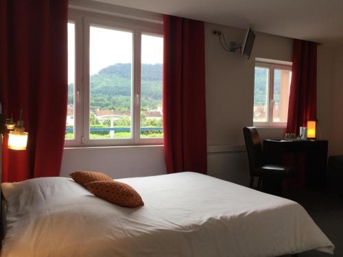 1 dormitorio con cama y ventana grande en Hôtel Bar le Globe, en Saint-Dié-des-Vosges