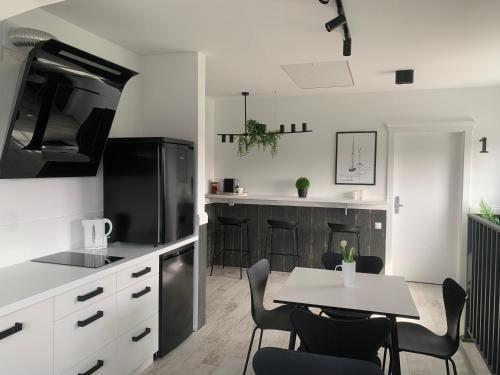 a kitchen and dining room with a table and chairs at MAŁY PORT-Iława - Jezioro - Plaża - Marina priv - 5 pokoi VIP - czysto na 10 in Iława
