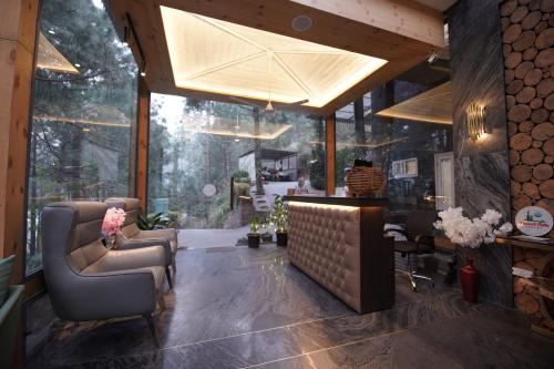 Posezení v ubytování Kasauli Hills Resort