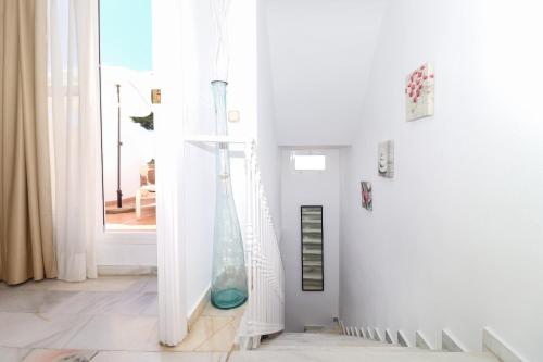 een witte kamer met een vaas op de vloer bij Townhouse with pool view - Vime Reserva de Marbella in Marbella