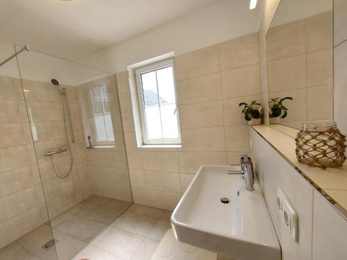 Salle de bains dans l'établissement Lovely house with mountain view & big garden in Bad Aussee