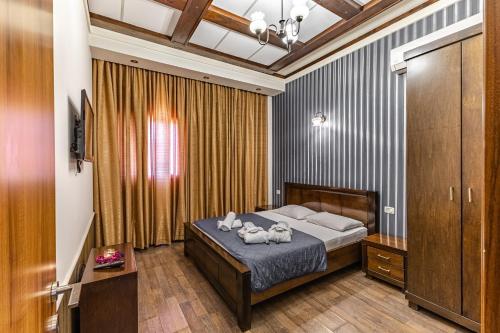 een slaapkamer met een bed met twee knuffels erop bij Hotel House in Rishon LeẔiyyon