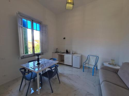 a living room with a table and a couch at Allegra Viareggio Appartamento & Affittacamere Guest house in Viareggio