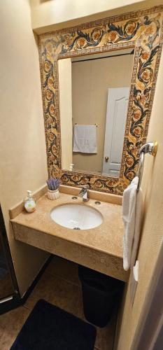 a bathroom with a sink and a mirror at Hermoso y lujoso apartamento de descanso in Quito