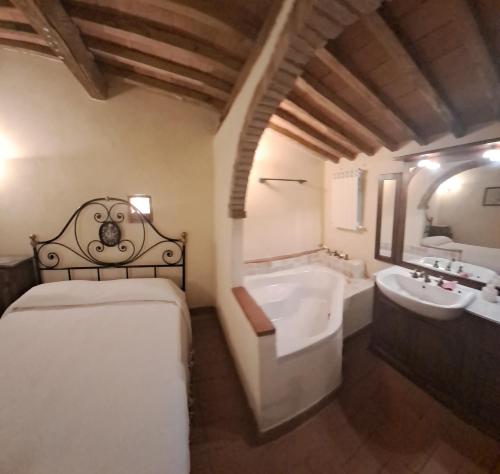 La salle de bains est pourvue d'un lit, d'une baignoire et d'un lavabo. dans l'établissement Nonna Zaira, à Seggiano