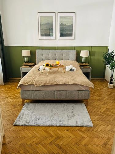 ein Schlafzimmer mit einem Bett und einem Tablett mit Obst darauf in der Unterkunft Apartment 5 min Schönbrunn Gloriette, Direct to City Center, Free Parking in Wien