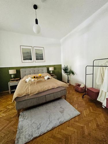維也納的住宿－Apartment 5 min Schönbrunn Gloriette, Direct to City Center, Free Parking，一间卧室配有一张大床和一张桌子