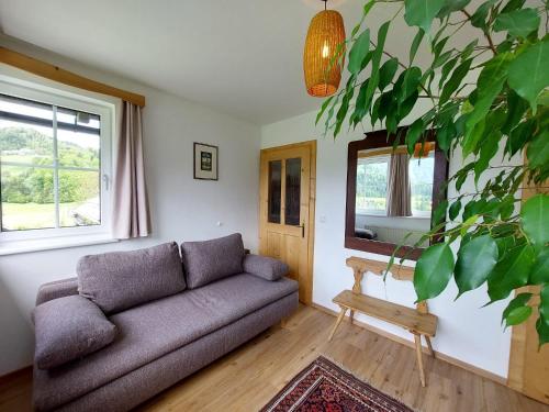 Coin salon dans l'établissement Lovely house with mountain view & big garden in Bad Aussee